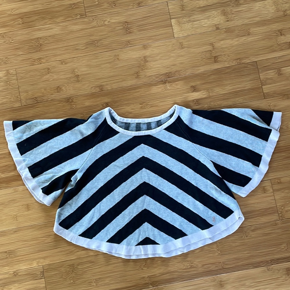 Kit and Ace flounce crop top. Size small.